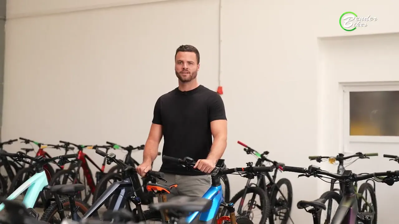 Gründer von Bender Bikes in der Werkstatt