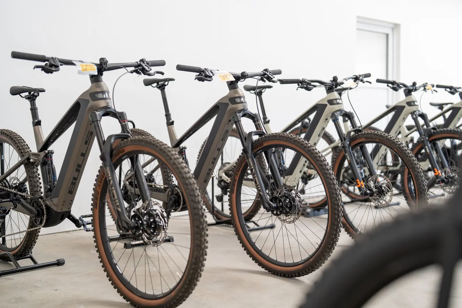 E-MTBs nebeneinander