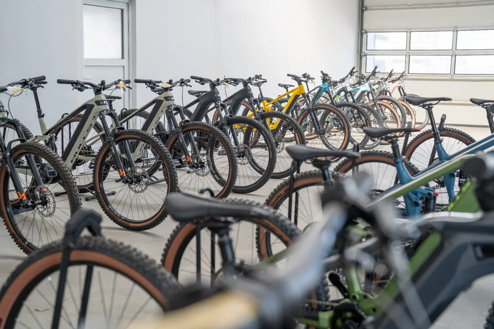Die Halle voller E-Bikes