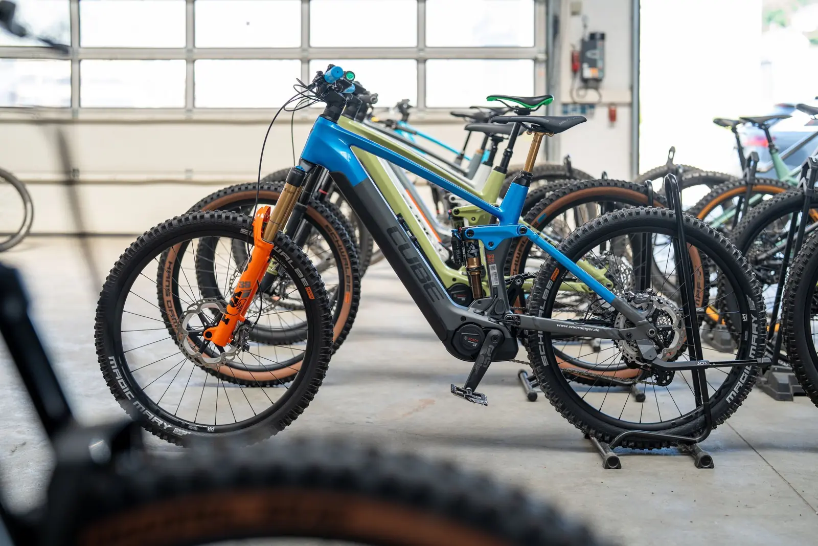 Blaues E-MTB im Showroom