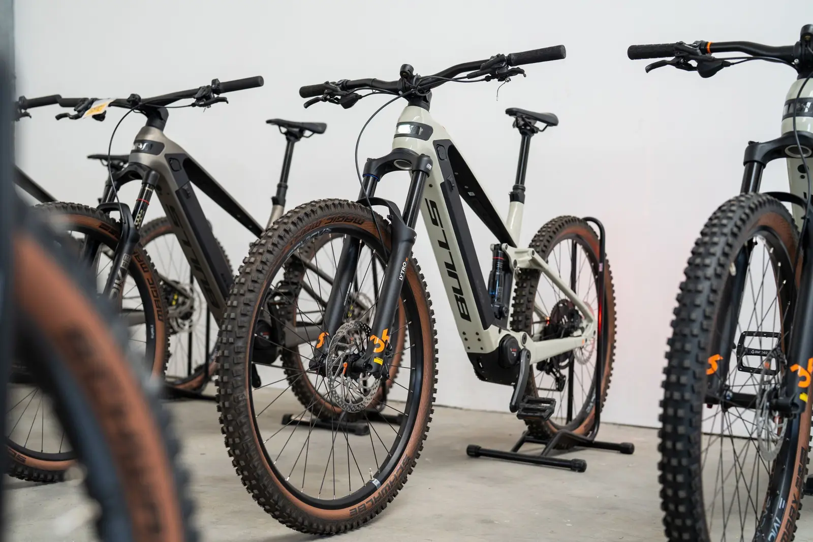 Helle E-MTBs im Showroom