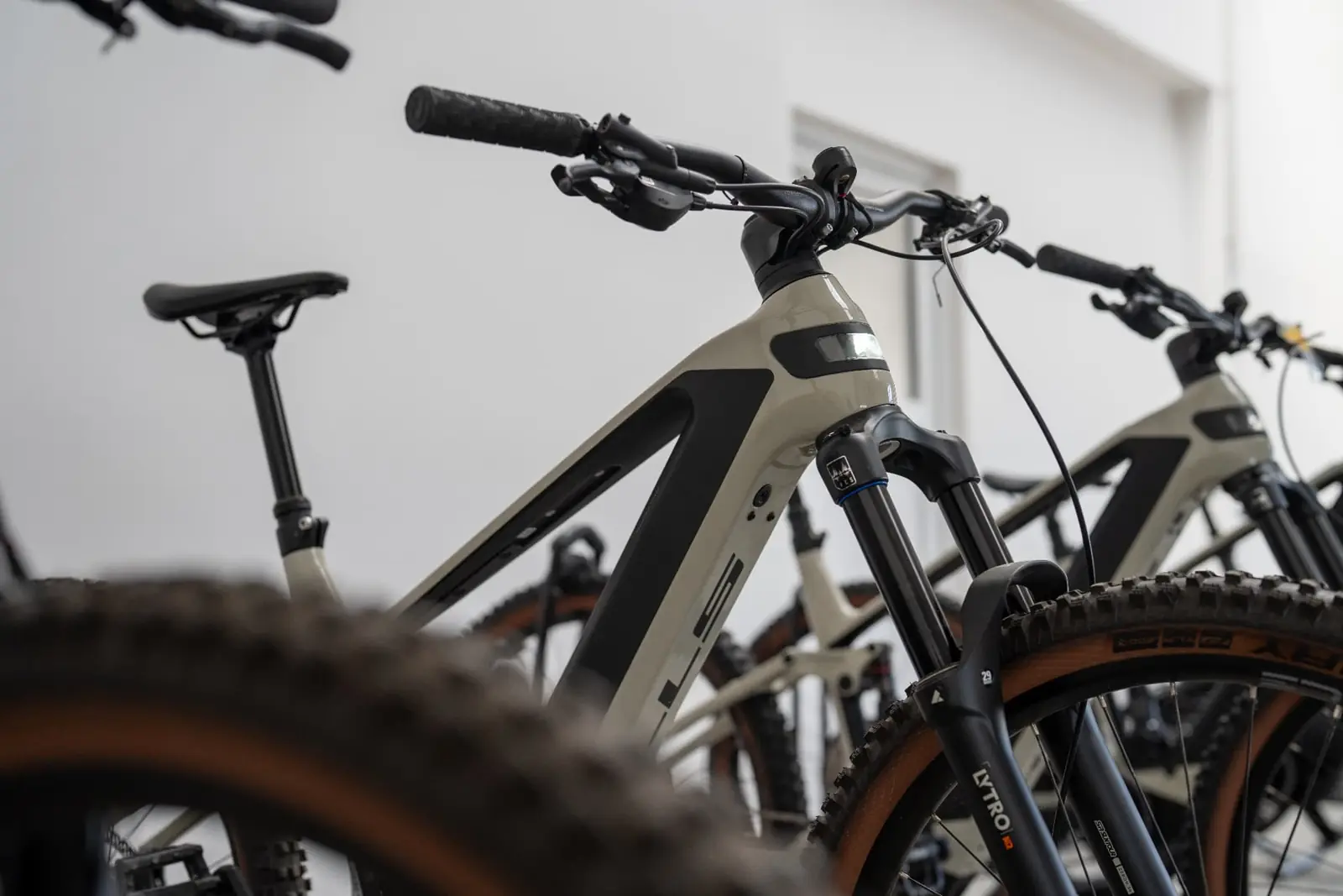 Lenker und Gabel eines E-MTBs