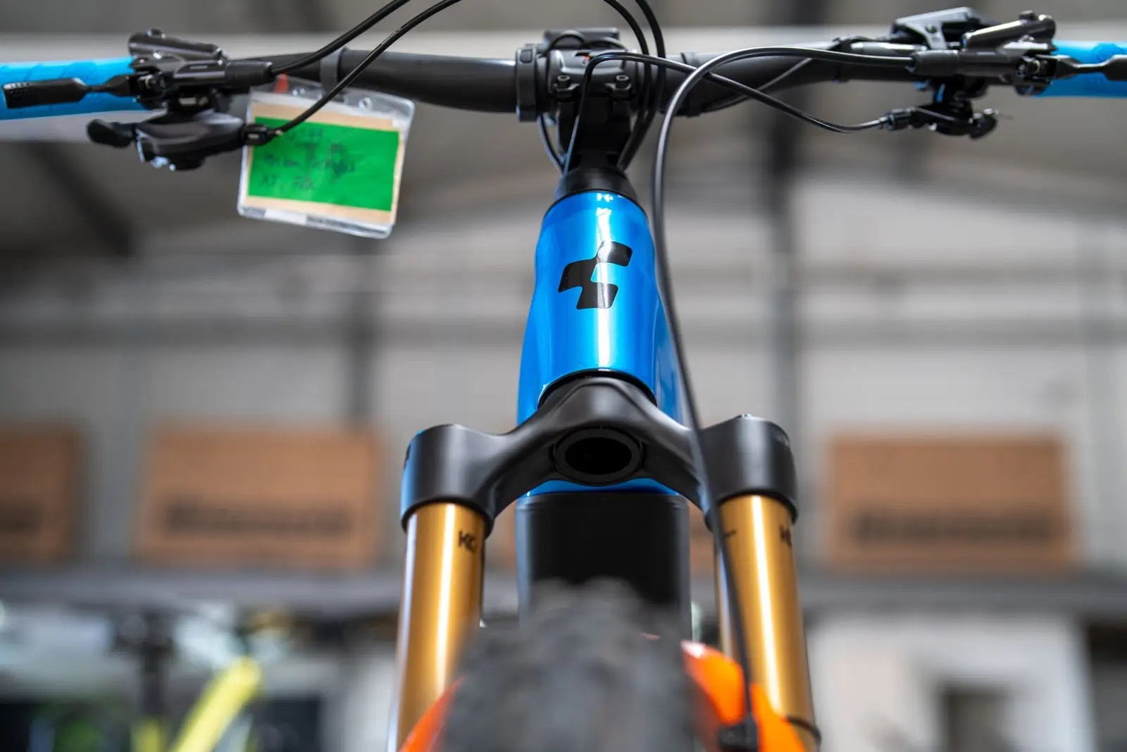 Geprüftes E-MTB mit Preisschild