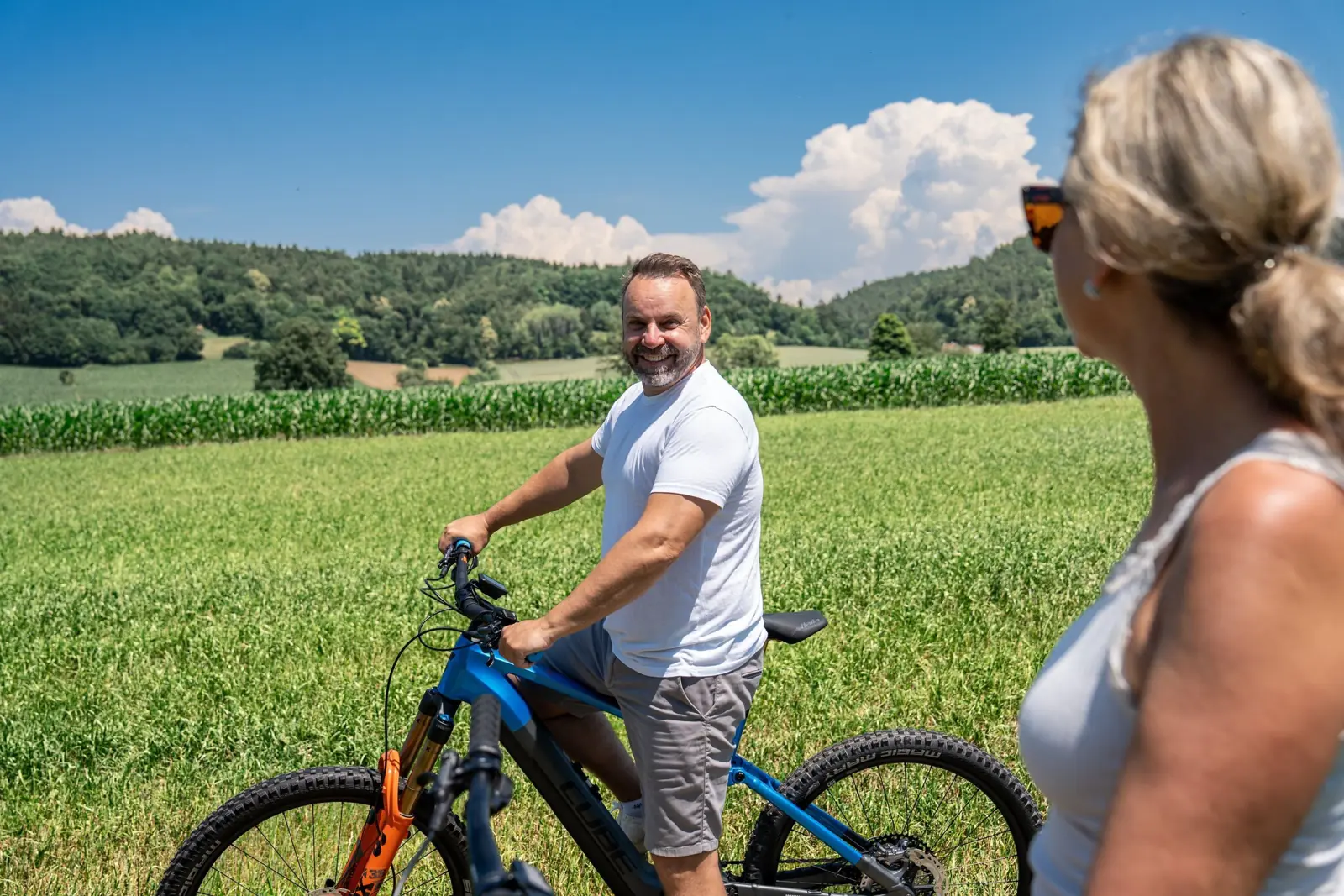 Pause mit dem E-Bike in der Natur