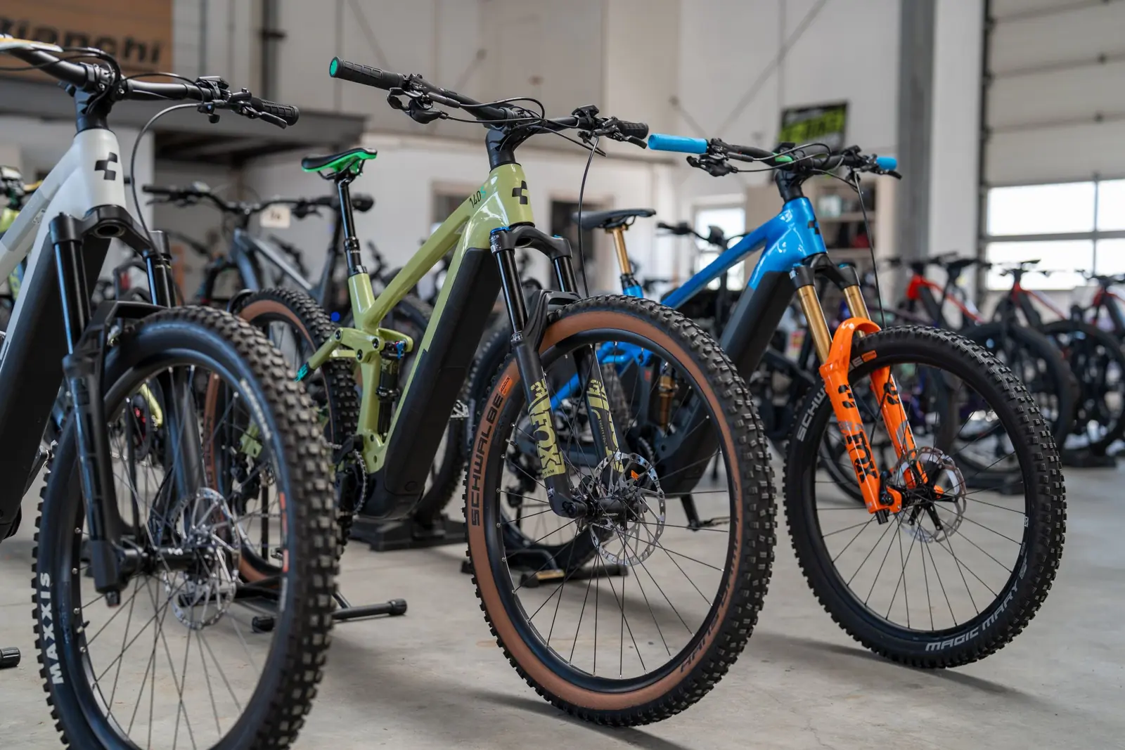 Aktuell verfügbare E-Bikes im Bender Bikes Showroom