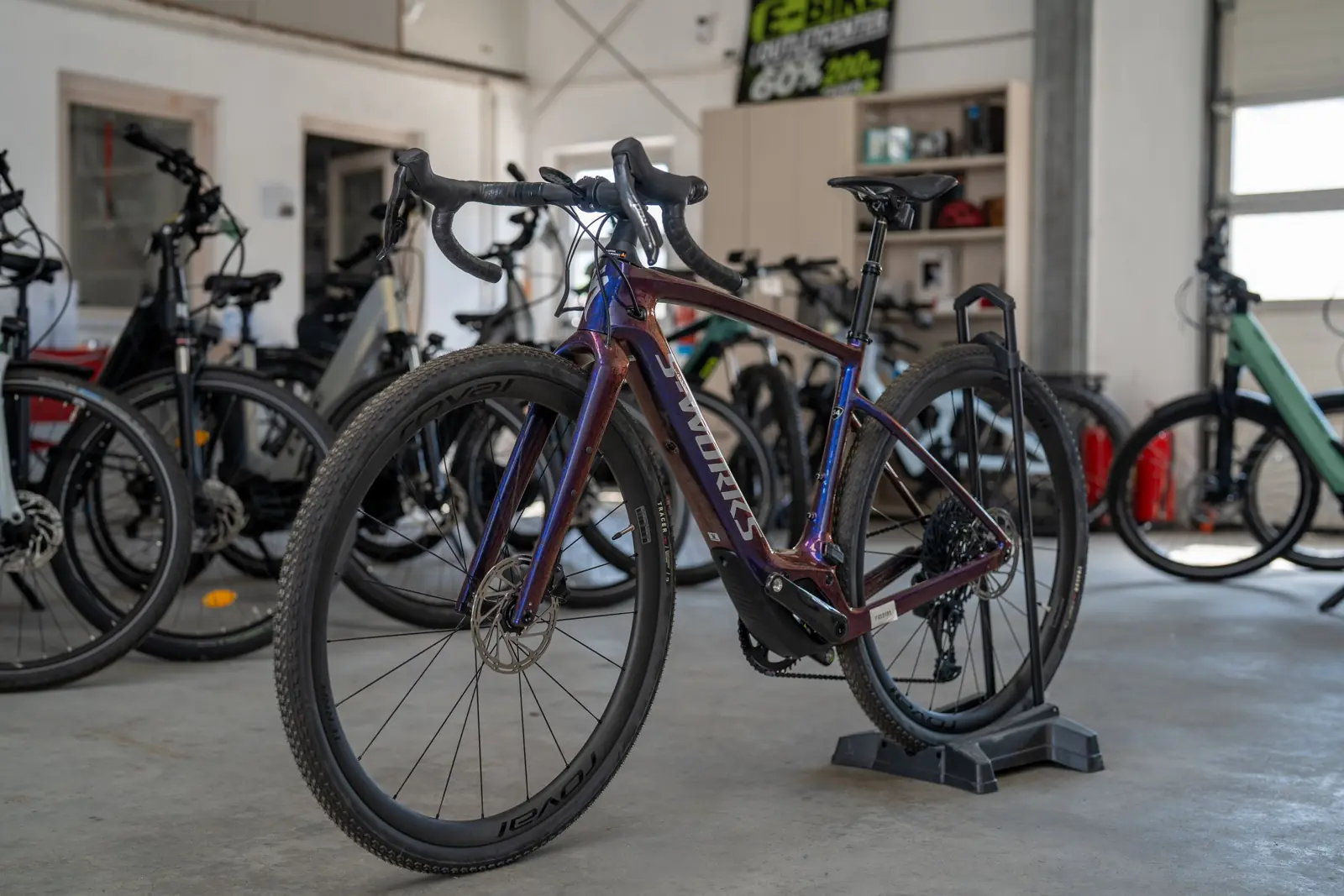 E-Rennrad im Showroom