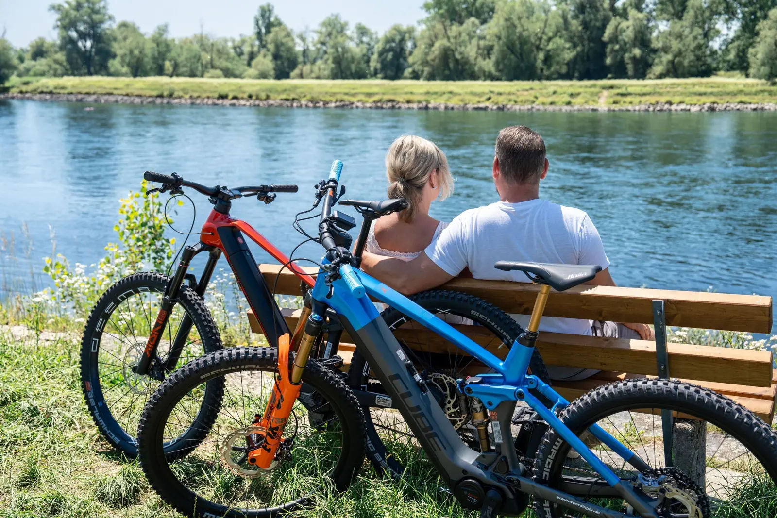 Zwei E-Bikes am Ufer