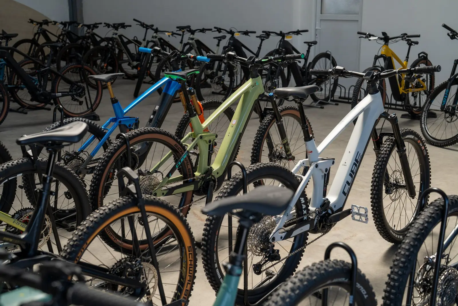 Viele E-MTBs auf einen Blick