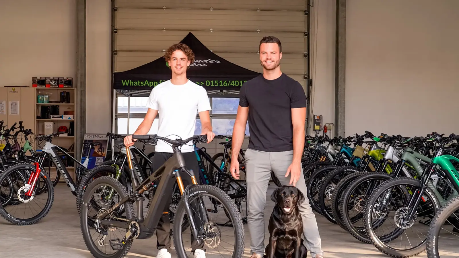 Nico und Julian Bender im Showroom