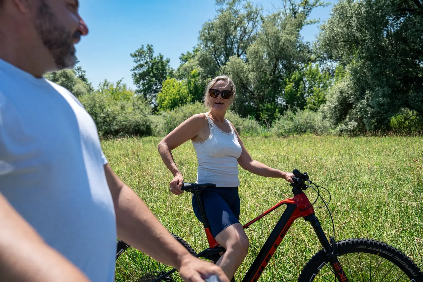 Unterwegs auf der Wiese mit dem E-MTB