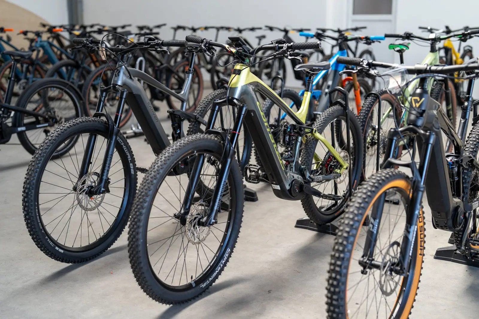 Große Auswahl an E-Bikes im Showroom