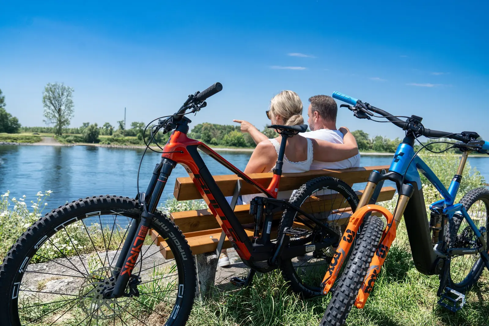 Pause am Fluss mit den Bikes