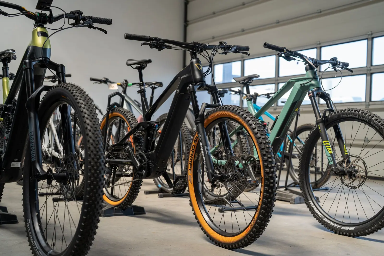 Auswahl an E-MTBs