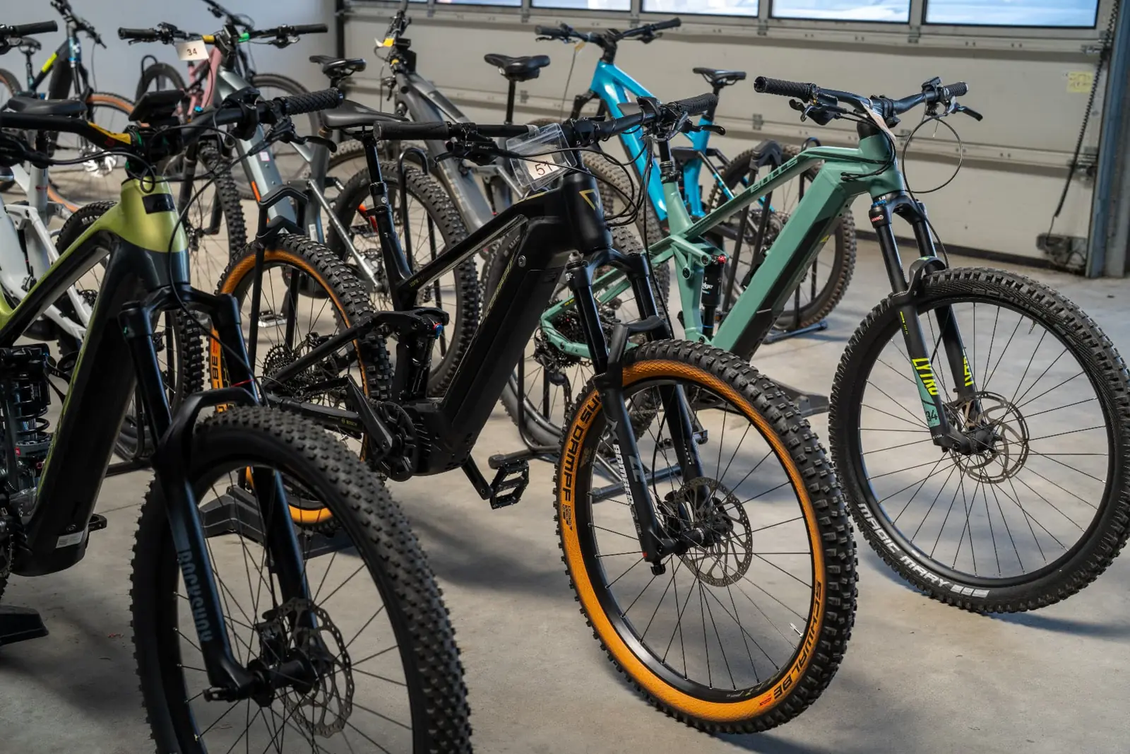 E-MTBs mit orangen Reifen