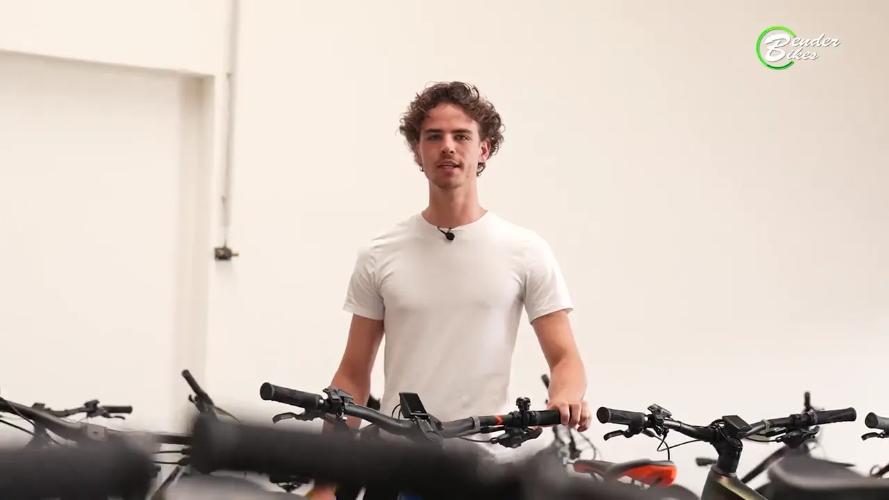 Gründer von Bender Bikes in der Werkstatt